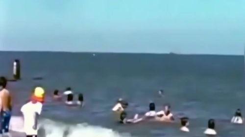 吃瓜群众围观飞机,揭秘飞机背后的故事