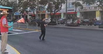 不知名马路边吃瓜群众,揭秘马路边吃瓜群众的神秘生活