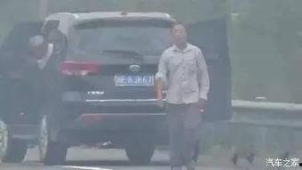 司机伪装吃瓜群众,揭秘街头巷尾的趣味故事