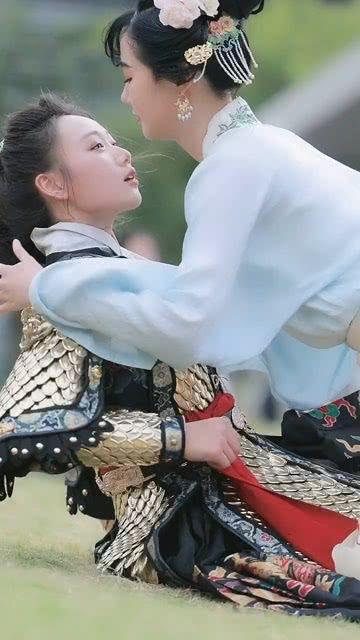 第三视角拍吃瓜群众,第三视角下的吃瓜群众众生相